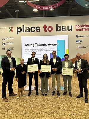 "Absolventen Ehrung Bachelor - EXPO REAL": Ehrung der Young Talents am Landesgemeinschaftsstand NRW (v. li.): Prof. Dr. Daniel Kaltofen, Sun Jensch, Leon-André Ahrens, Sara Broß, Franz-Bernd Große-Wilde, Robin Esser und Alexander Rychter. Bildquelle: EBZ / Torben Rehder.