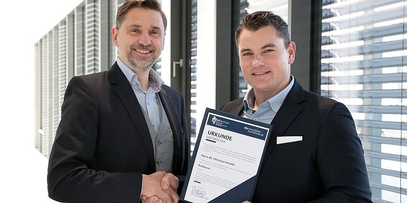 Rektor Prof. Dr. Daniel Kaltofen überreicht Herrn Dr. Christian Unsöld seine offizielle Ernennungsurkunde. 