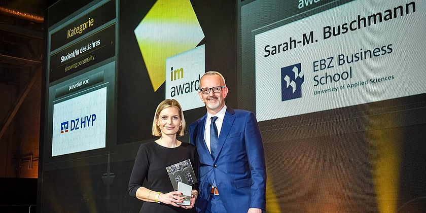 2022 erhielt Sarah-Madeline Buschmann den immobilienmanager-Award aus den Händen von Jörg Hermes von der DZ Hyp.