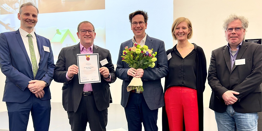 Verleihung des Dr. Klein Wowi Finanz Preises 2024: (v. li.) Prof. Dr. Raphael Spieker (Prorektor für Forschung und Lehre der EBZ Business School), Thomas Meyer (Bereichsleiter Dr. Klein Wowi Finanz AG), Preisträger Michael Roweda, Astrid Kösters (EBZ Akademie), Prof. Dr. Markus Knüfermann (EBZ Business School).