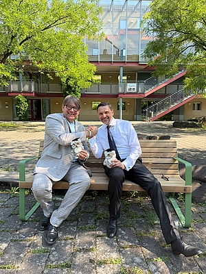 (v. l. n. r.) Dr. Rainer Reddehase und Prof. Dr. Daniel Kaltofen bei der Einweihung der dem Alumni-Verein gewidmeten Bank. Bildquelle: EBZ.