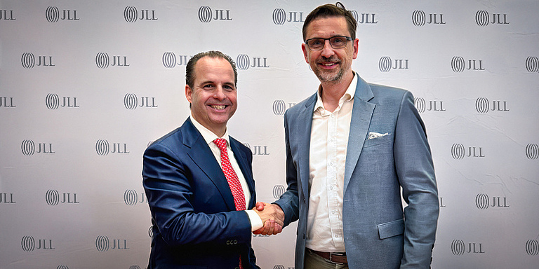 Handschlag zur Begrüßung: JLL-Geschäftsführer Marcel Abel (li.) blickt gemeinsam mit Prof. Dr. Daniel Kaltofen, Rektor der EBZ Business School, der Zeit im Hochschulrat voller Freude entgegen. Bildquelle: EBZ Business School.