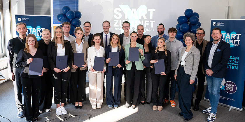 Strahlende Gewinnerinnen und Gewinner: Die ausgezeichneten Teams des Wettbewerbs „Start | Zukunft Immobilienwirtschaft“ 2026 am EBZ Campus in Hamburg. Bildquelle: EBZ/ Bertold Fabricius.