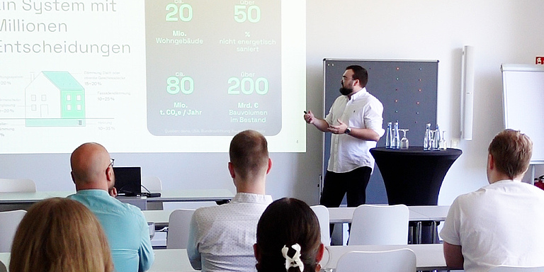 „Nicht mehr. Nicht weniger. Genau richtig dämmen.“ – Melvin Dübbert präsentiert sein Start-up „Öko²“. Bildquelle: EBZ / Sabrina Gremm.