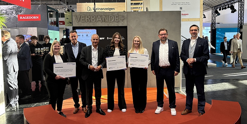 Bei der Masterehrung am Gemeinschaftsstand „Verbände+“ von BFW, GdW, IVD und VDIV (v. li.): Jahrgangsbeste Svenja Becker, Axel Gedaschko, Alexander Rychter, Theresa Schmid, Caroline Keßel, Dirk Salewski und Prof. Dr. Daniel Kaltofen. Bildquelle: EBZ / Torben Rehder.