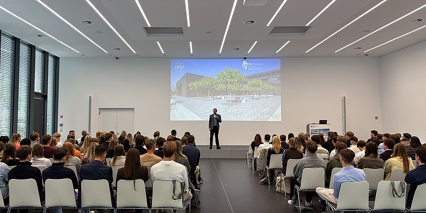 Rektor Prof. Dr. Daniel Kaltofen begrüßt die neuen Studentinnen und Studenten zum Wintersemester 2026/27 am Bochumer Campus der EBZ Business School. Rund 140 Studierende nahmen an der Auftaktveranstaltung teil. Bildquelle: EBZ Business School / Christina Bernsdorf.