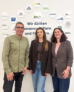 (v. l.) Matthias Schilling, Leiter des Campus Hamburg, Barbara Nisszner und Annekathrin Wurz, Leiterin der Verwaltung am Standort Hamburg. Bildquelle: EBZ Business School.