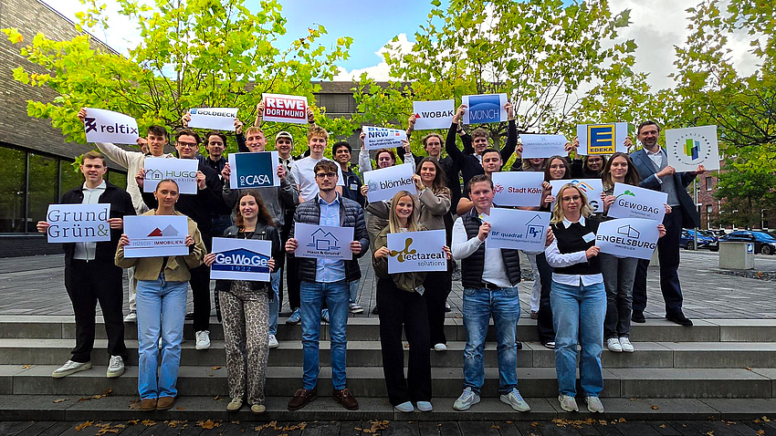 Premiere an der EBZ Business School: Die ersten Studentinnen und Studenten des neuen dualen Studienprogramms präsentieren stolz ihrer Praxispartner. Bildquelle: EBZ Business School / Christina Bernsdorf.