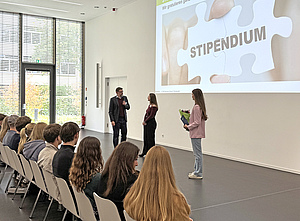 Rektor Prof. Dr. Daniel Kaltofen überreicht feierlich das Deutschlandstipendium an Pia Berners.