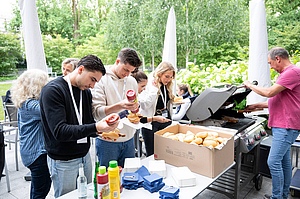 Networking bei einem leckeren Grillbuffet