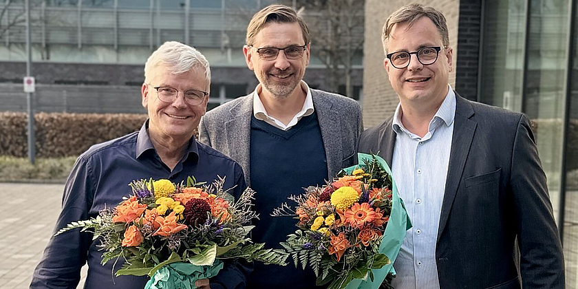 Prof. Dr.-Ing. Viktor Grinewitschus (li.) übergab den Staffelstab an Prof. Dr. Torsten Bölting (re.). Prof. Dr. Daniel Kaltofen, Rektor der EBZ Business School, verabschiedete den alten und begrüßte den neuen Prorektor Forschung. Bildquelle: EBZ Business School.