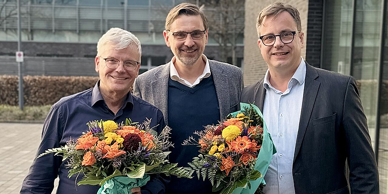 Prof. Dr.-Ing. Viktor Grinewitschus (li.) übergab den Staffelstab an Prof. Dr. Torsten Bölting (re.). Prof. Dr. Daniel Kaltofen, Rektor der EBZ Business School, verabschiedete den alten und begrüßte den neuen Prorektor Forschung. Bildquelle: EBZ Business School.